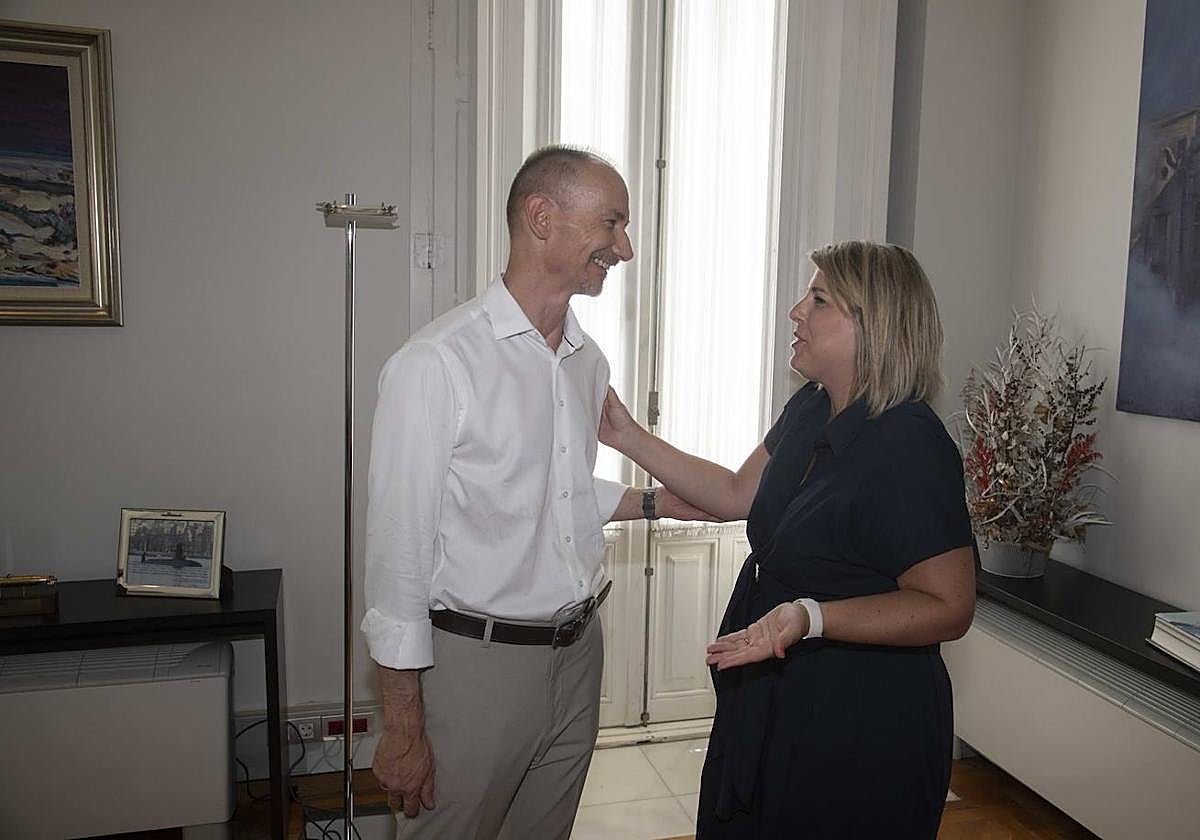 Noelia Arroyo recibe al nuevo rector de la UPCT, Mathieu Kessler.