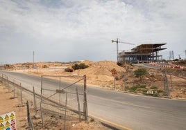 Tres de las cuatro parcelas seleccionada por el Ayuntamiento y la Generalitat están ubicadas en el sector 20-La Hoya, que inició sus obras de urbanización en septiembre del año pasado.