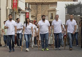 Juan Francisco Martínez, Carmen Conesa, López Miras, Alfonso Rueda y José Francisco García suben la cuesta camino al Santuario.