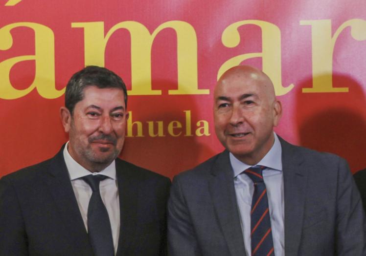 El presidente de Cámara Orihuela, Mario Martínez, y el secretario general del PSPV-PSOE en Alicante, Alejandro Soler.