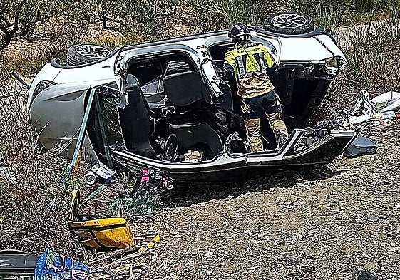 Un bombero del CEIS saca a las víctimas del interior del vehículo.