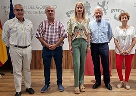 La delegada del Gobierno (c) con los representantes vecinales.