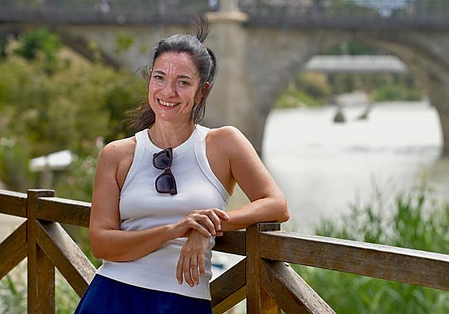 La actriz Susi Espín junto al río Segura, en Murcia.