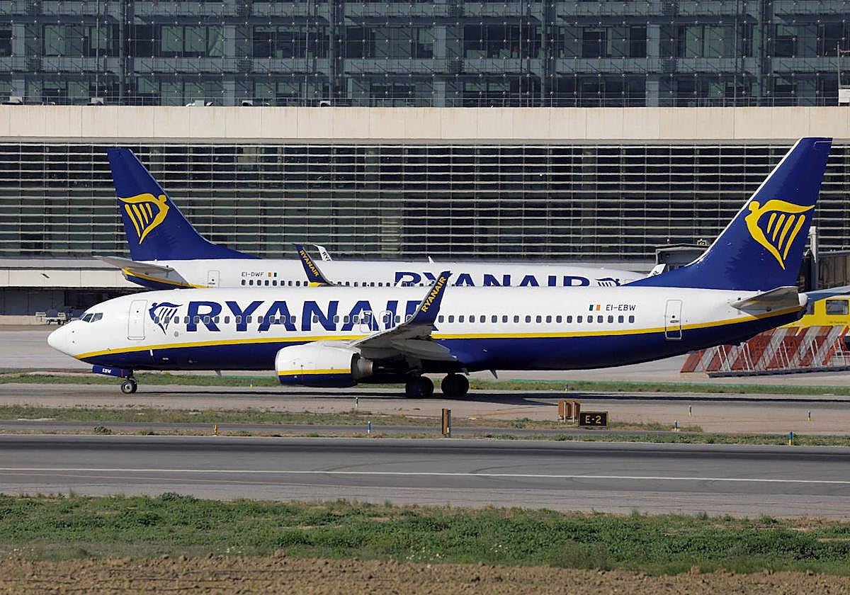 Un avión de Ryanair se prepara para despegar.