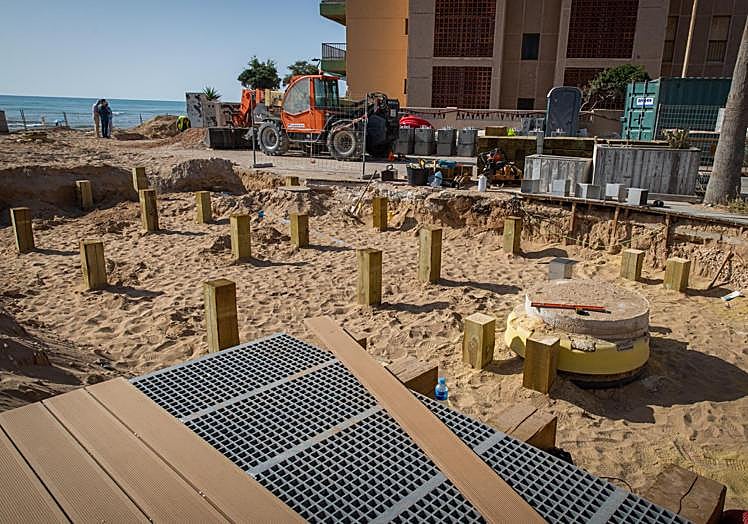 Las exigencias de Costas han obligado a modificar en parte el trazado de la senda y a mover las redes de agua fuera de la propia arena.