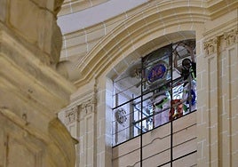 Inicio ayer de la colocación de la vidriera central de la Catedral, dedicada a la Fuensanta, tras su restauración en un taller de Segovia.