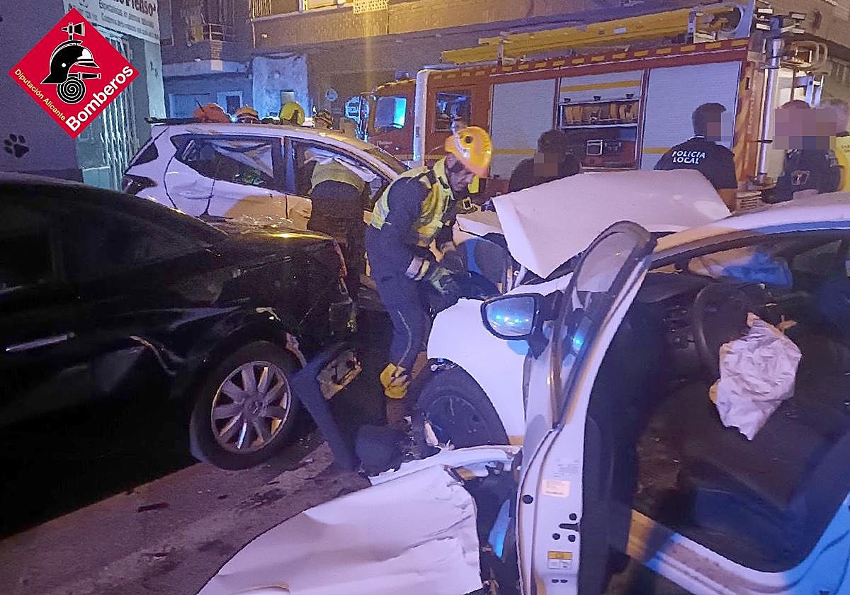 Cuatro heridos en el choque entre dos vehículos en el centro de Torrevieja