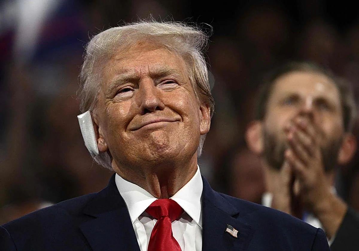 Donald Trump con la oreja vendada tras el atentado fallido.