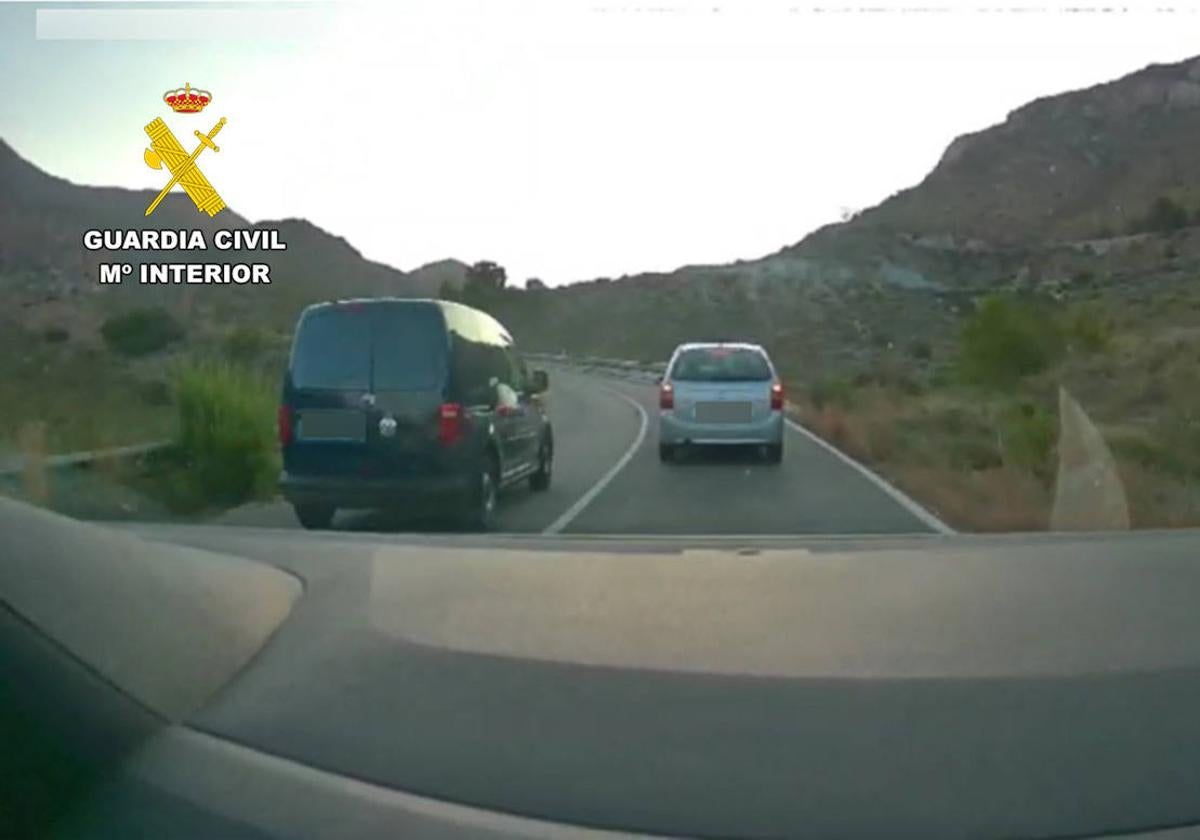 La furgoneta adelantando a un coche en una curva sin visibilidad y con línea continua.