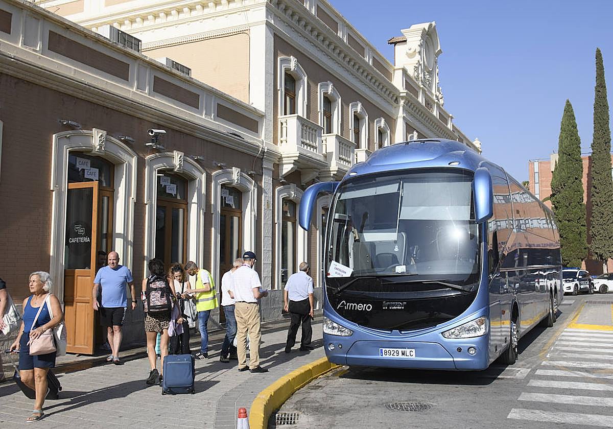 El traslado de viajeros entre Murcia y Cartagena por las obras del AVE, en imágenes