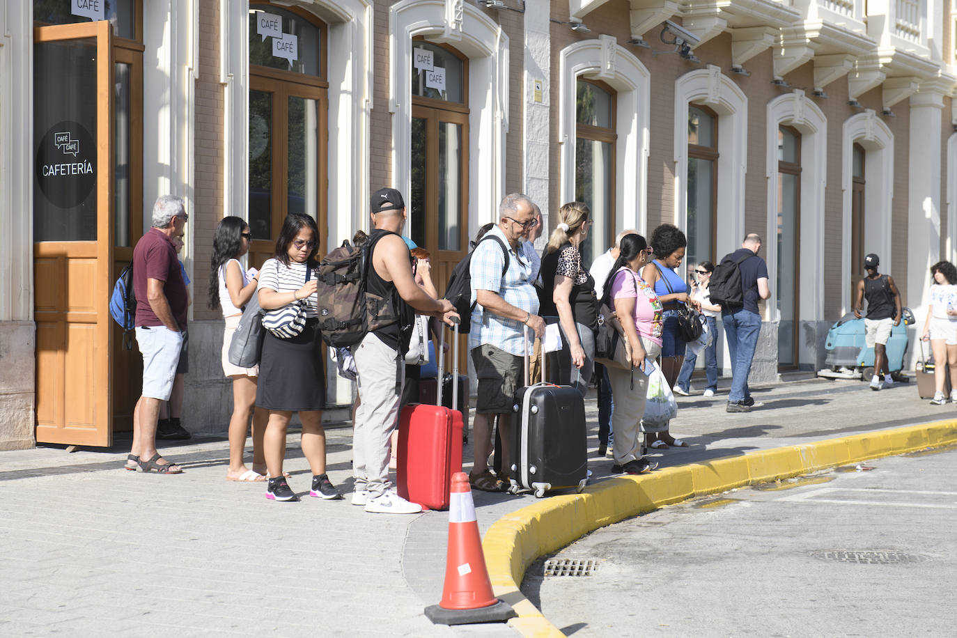 El traslado de viajeros entre Murcia y Cartagena por las obras del AVE, en imágenes
