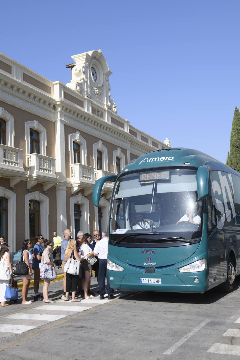 El traslado de viajeros entre Murcia y Cartagena por las obras del AVE, en imágenes