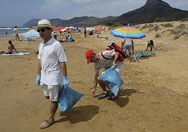 Voluntarios recogen basura en Calblanque, en una imagen de archivo.