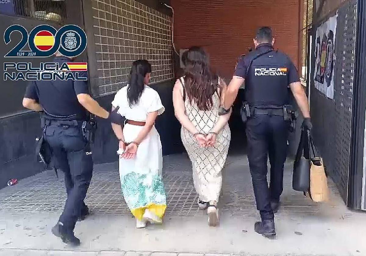 Las dos presuntas autoras en el momento de la detención.