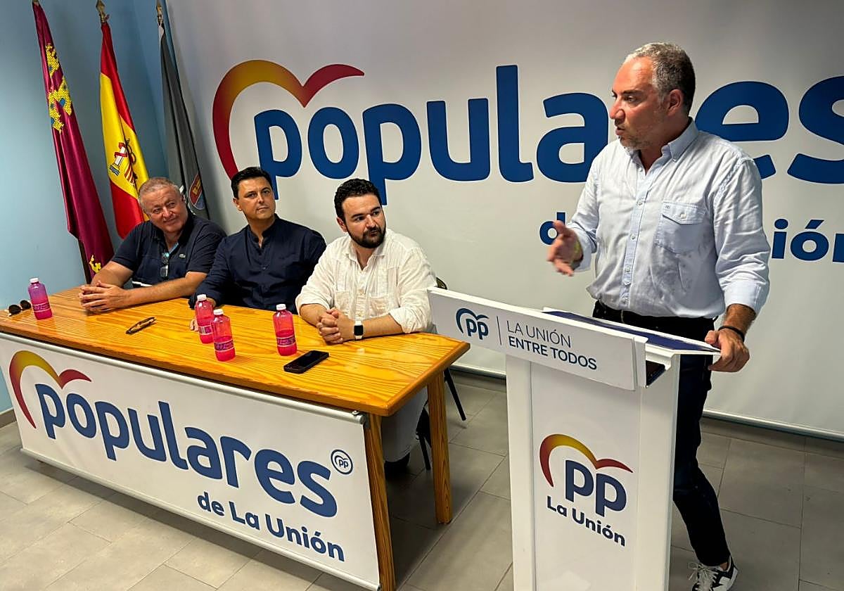 Elías Bendodo, junto a Bernabé, Luengo y Zapata, ayer en La Unión.