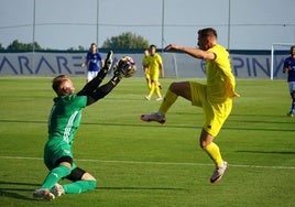 Álex Rubio. atacante del Real Murcia, intenta superar a Ernesto, portero del Linares durante un amistoso en Pinatar Arena.