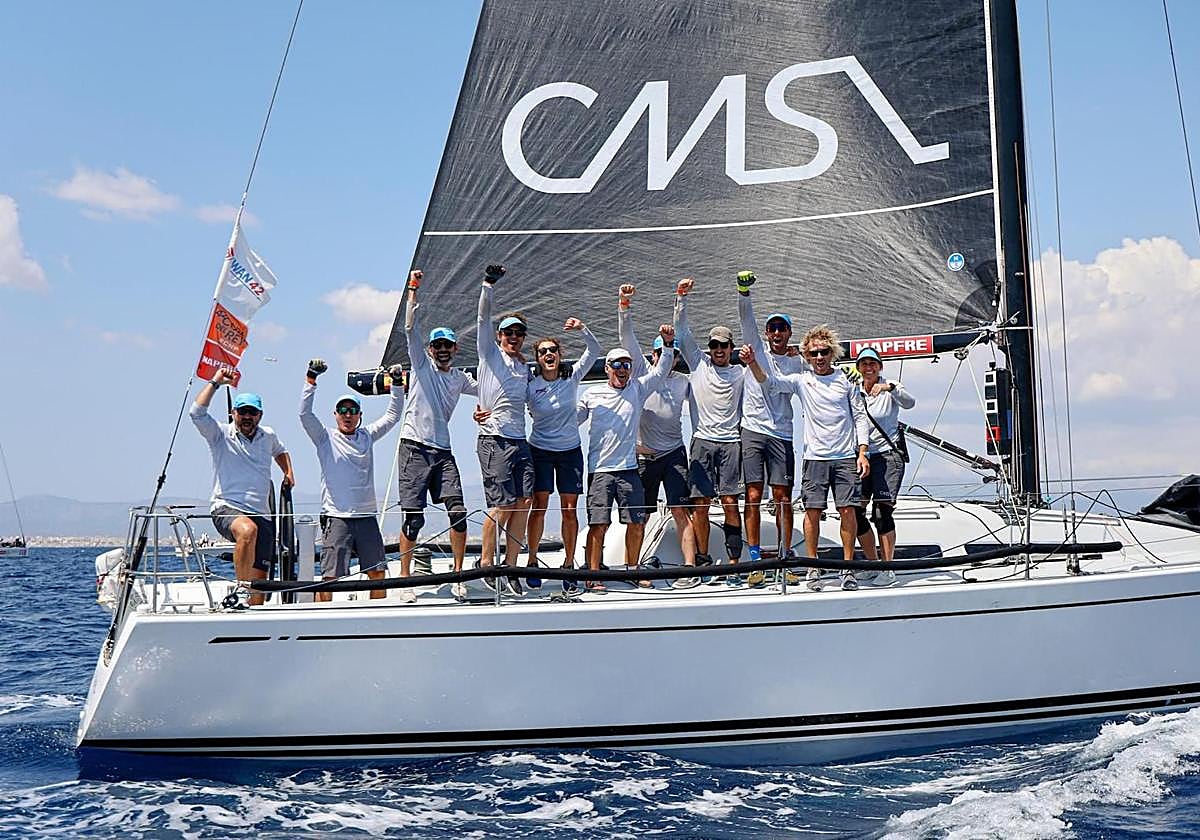 La tripulación de 'Pez de Abril' celebra su triunfo en la Copa del Rey, este sábado.