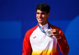 Un sonriente Carlos Alcaraz muestra la medalla de plata que ganó este domingo en París en su primera participación en unos Juegos Olímpicos.