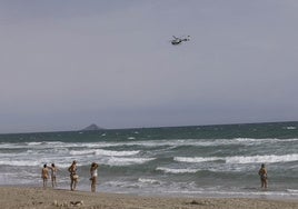 Imagen de archivo de una búsqueda en La Manga de un bañista desaparecido.