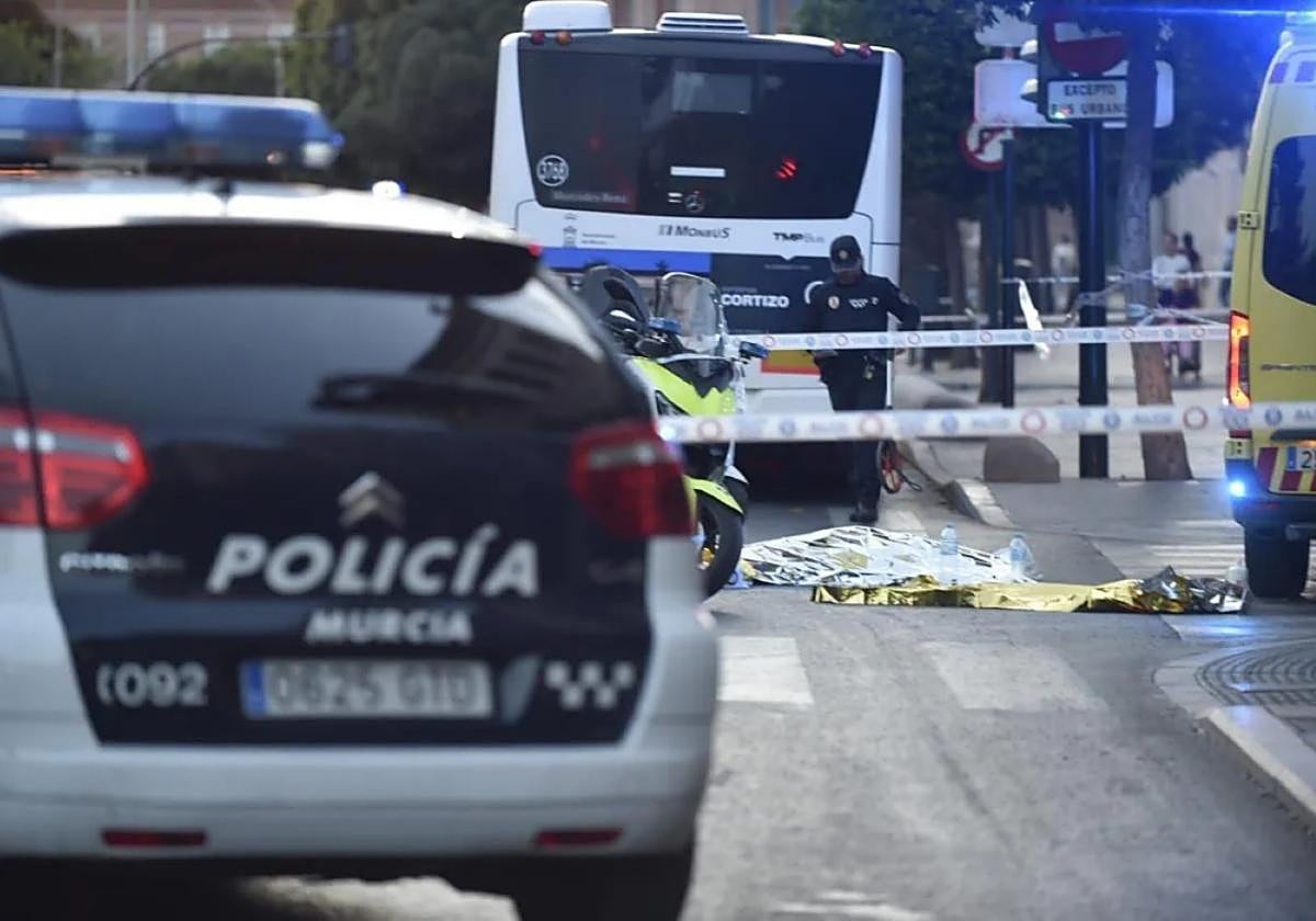 Policías trabajando en el atropello mortal de un peatón, el pasado mayo, en el centro de Murcia.