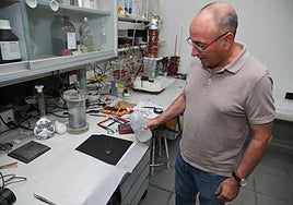 Javier López Cascales, en su laboratorio, trabaja con una de las capas que fabrica para pilas de combustibles, en el Campus de Alfonso XIII de la UPCT.