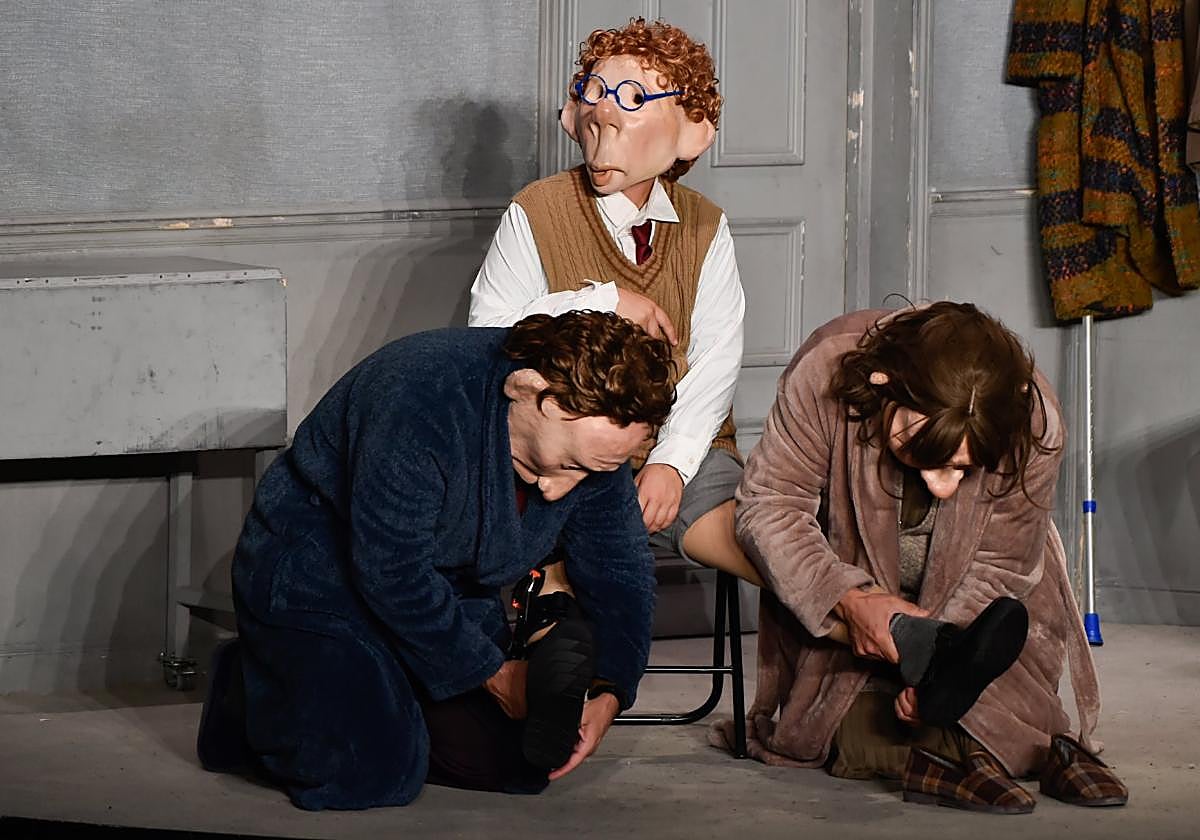 Sobre el escenario del Teatro de Invierno de San Javier, los actores de 'Forever'.