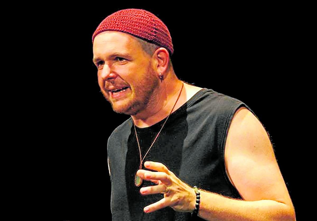 El actor y director de la compañía Teatro Strappato, sobre el escenario.