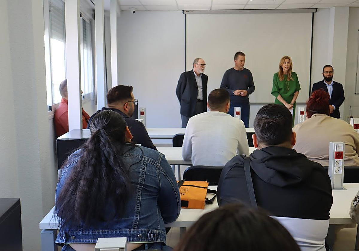 Visita de los responsables del SEF y el Ayuntaminto a los alumnos.