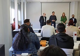 Visita de los responsables del SEF y el Ayuntaminto a los alumnos.