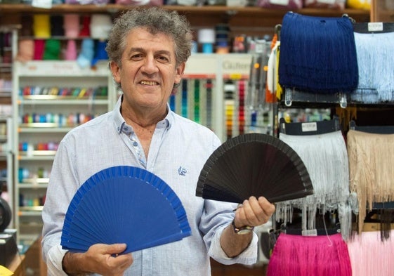 Paco López Mengual, en su mercería 'Las marujas', en Molina de Segura.