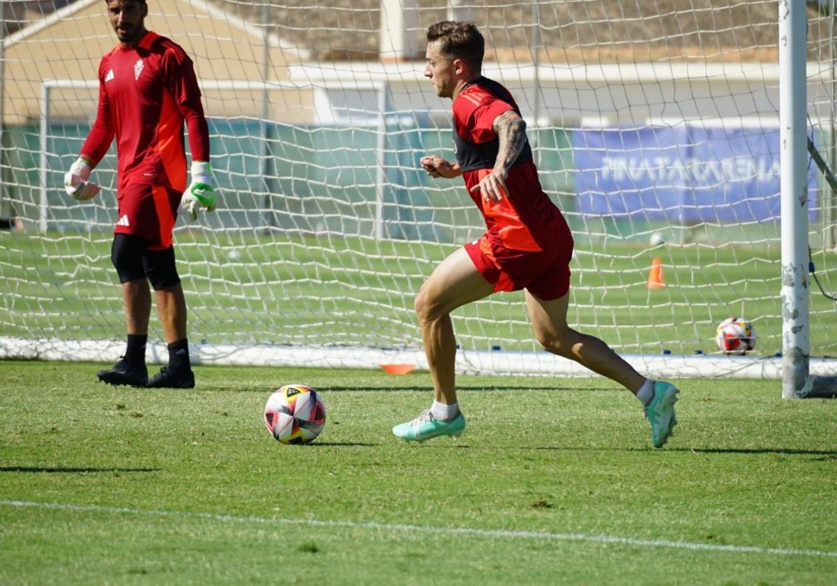 Loren Burón se entrena con el Real Murcia en Pinatar Arena.