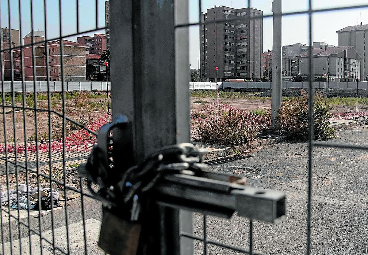 Terrenos donde está previsto construir el nuevo cuartel de la Guardia Civil de Cartagena, vallados y ya con matorrales.