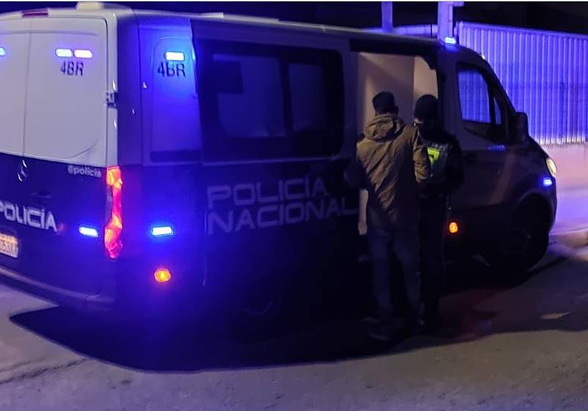 La Policía Nacional traslada al detenido.