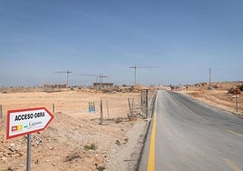 Las grúas ya empiezan a tomar el paisaje de la antigua finca de La Hoya por su parte más próxima al Auditorio Internacional.