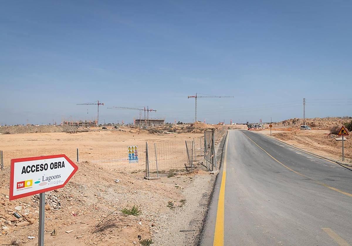 Las grúas ya empiezan a tomar el paisaje de la antigua finca de La Hoya por su parte más próxima al Auditorio Internacional.