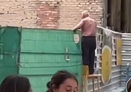 Un hombre, subido a un taburete, sigue una obra en Alfonso X El Sabio.