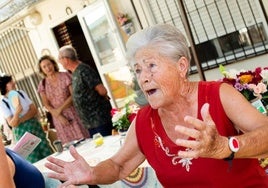 María Ignoto, vecina de La Arboleja de 83 años, saluda con la pulsera conectada del servicio de Teleasistencia a la concejala Pilar Torres.