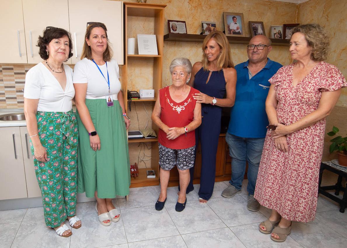 Imagen secundaria 1 - María Ignoto, vecina de La Arboleja de 83 años, en su casa