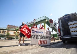 Trabajadores del transporte sanitario, el pasado lunes durante una protesta en El Palmar.