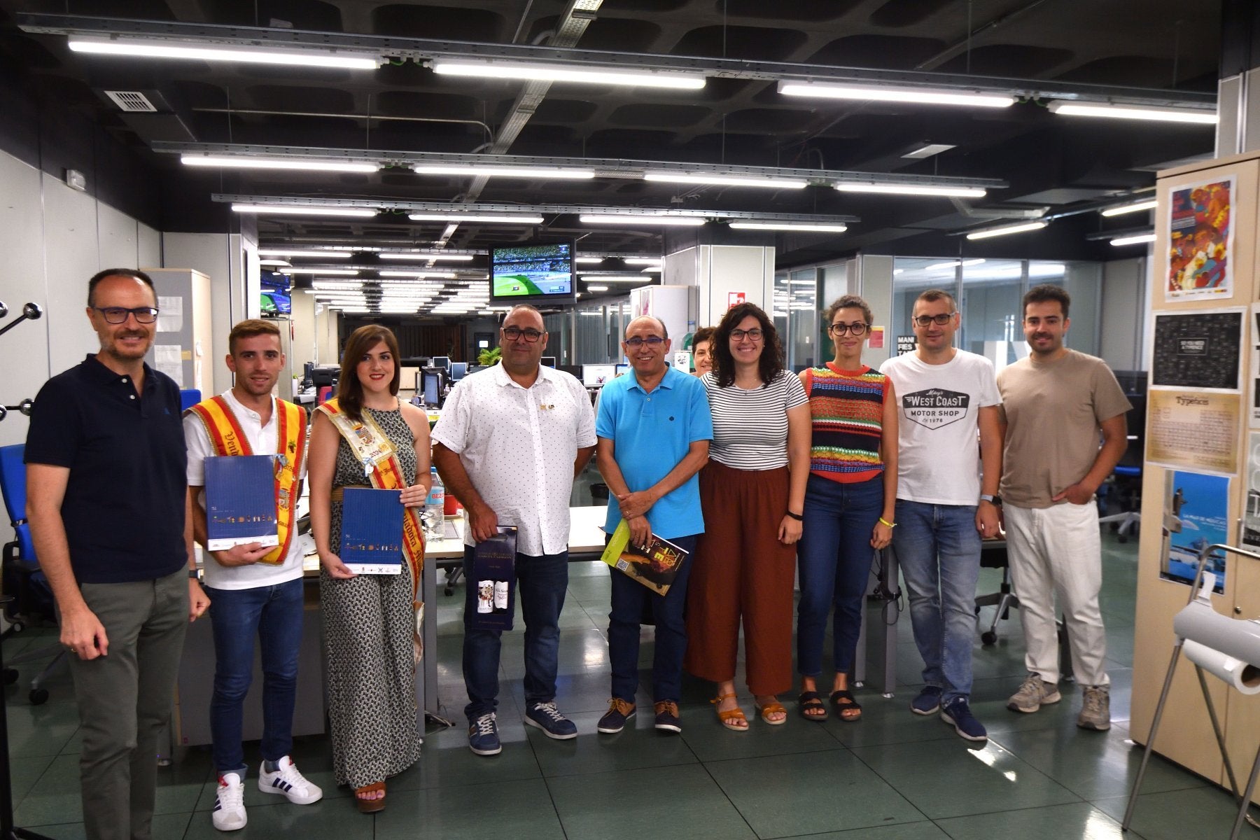 Los vendimiadores y el bodeguero mayor, en su visita a la redacción de LA VERDAD.