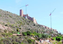 Un castillo que es paisaje