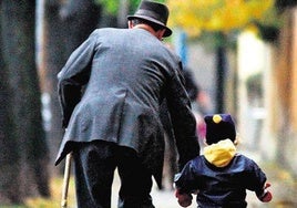 Un abuelo, de paseo con su nieto.