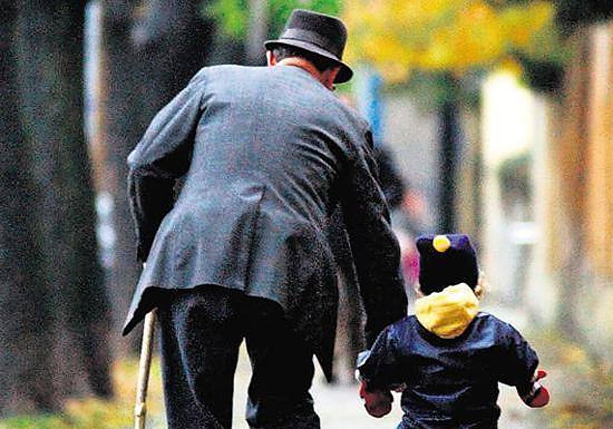 Un abuelo, de paseo con su nieto.