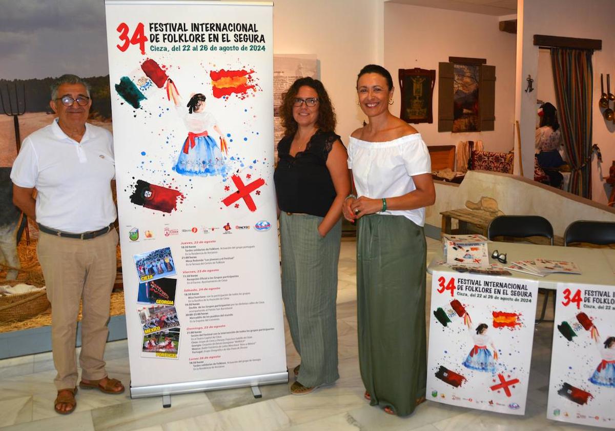 Presentación de la XXXIV edición del Festival de Folclore en el Segura.