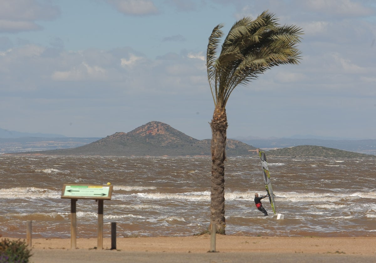 Fuerte oleaje en el Mar Menor a causa del viento, en una imagen de archivo.