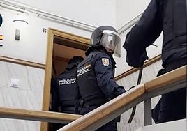 Los agentes entran a registrar una vivienda.