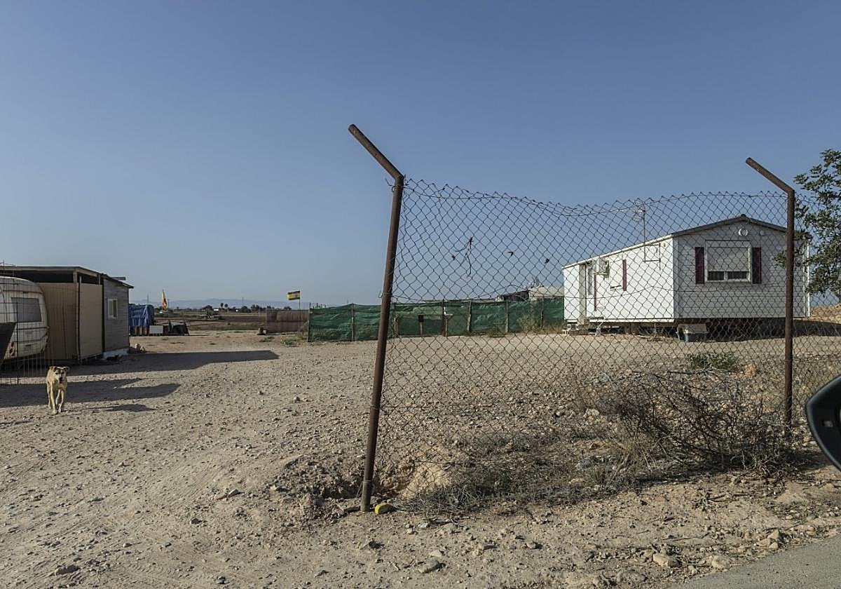 Un solar donde se ve una autocaravana, una chabola y una casa prefabricada, en el paraje de la Casa del Pino, en La Magdalena.