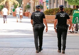 Dos policías locales de Murcia caminan por la Plaza de Santo Domingo.