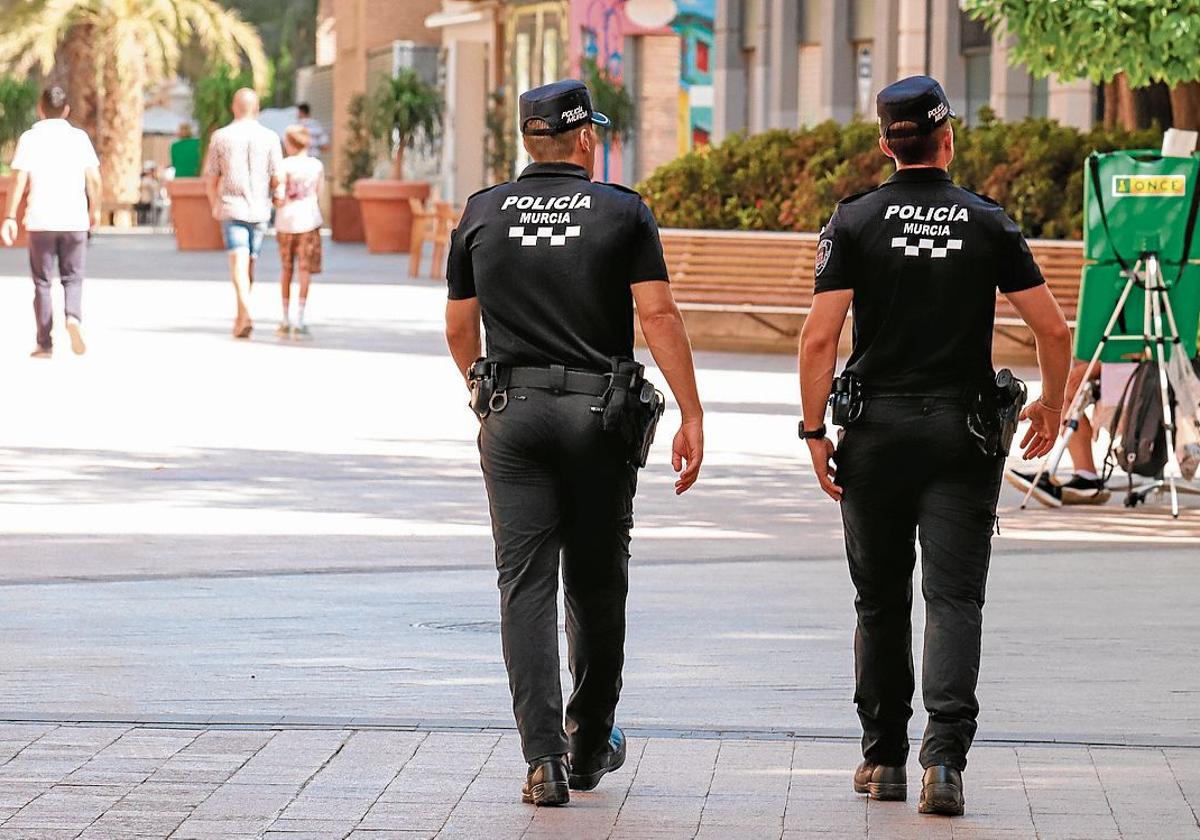 Dos policías locales de Murcia caminan por la Plaza de Santo Domingo.