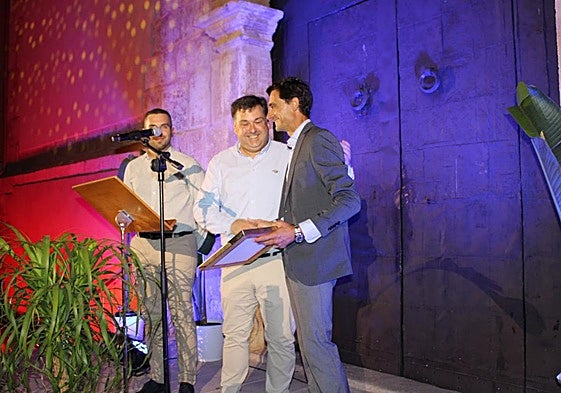 El concejal de Festejos de Blanca, Jesús Cano, entrega a Ureña una placa de recuerdo.